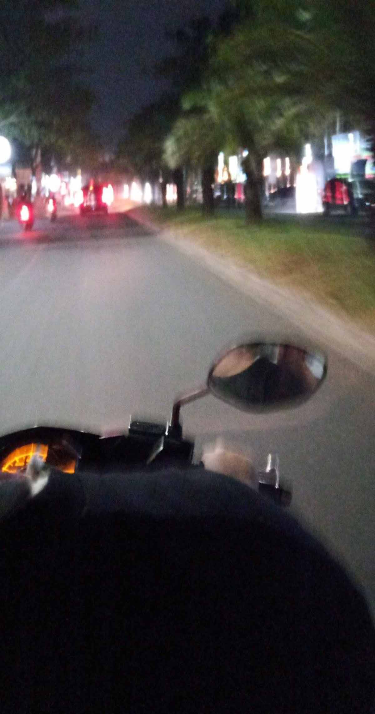 pap lagi dijalan naik motor malam hari berdua