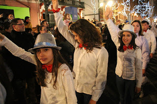 Miles de personas llenan las calles de Barakaldo al paso de la cabalgata de Reyes