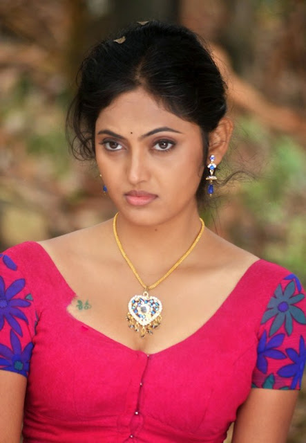 Tamil actress sampoorna spicy pics showing her cleavage looking so sexy 