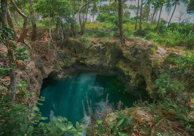 pemandian-alam-hendaopa-goa-dengan-kolam-air-tawar-unik