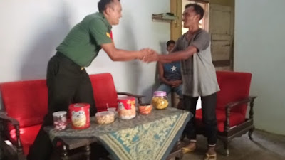 Momen Lebaran, Babinsa Koramil Selorejo Laksanakan Silaturahmi Ke Rumah Warga Binaannya