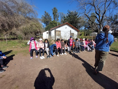 Niños sentados en un tronco