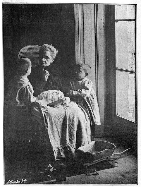 Abuela meditando con sus dos nietos en 1906. Fotografía de Julio Peinado. Ministerio de Cultura.