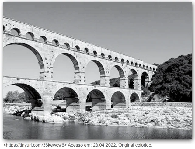 Em Roma, no período do Império, as riquezas geradas pelas conquistas permitiram a realização de inúmeras obras públicas, entre as quais os famosos aquedutos, conforme a figura.