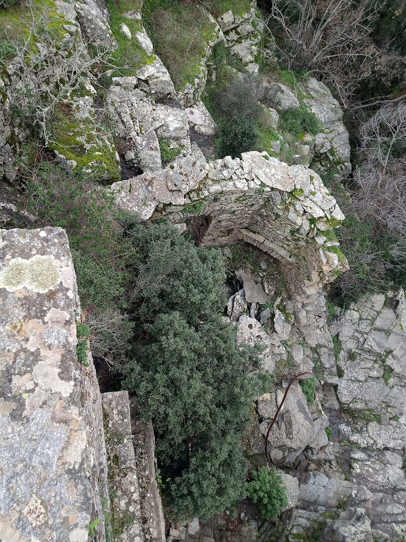 Τα ερείπια του παλιού νερόμυλου στον Μύρσωνα ποταμό κοντά στον Άγιο Πολύκαρπο.