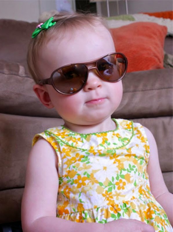 Foto bayi lucu dan keren memakai kacamata