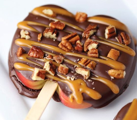 CHOCOLATE TURTLE APPLE SLICES #Chocolate #Candy