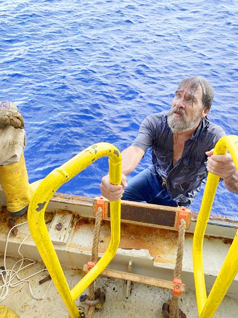 Hombre de 62 años sobrevive 2 días en el mar aferrado a casco de lancha volcada