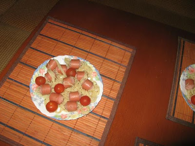 salsicha com cabelo de macarrão