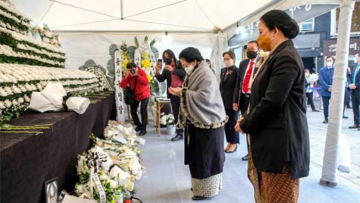 Puan Maharani ketakkan karangan bunga di lokasi tragedi Itaewon