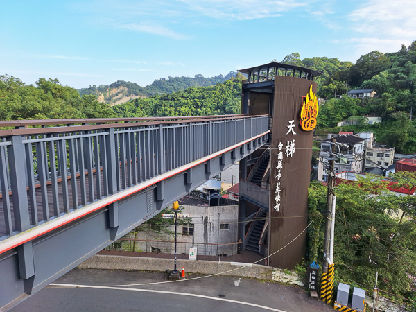 台南白河關子嶺風景區溫泉美食節泡湯吃美食賞燈飾，日夜都美麗