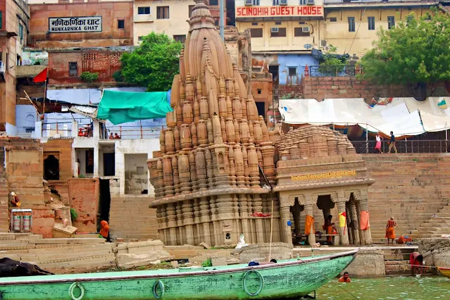 scindia-ghat-tilted-shiva-temple-in-Varanasi-Kashi Ghats