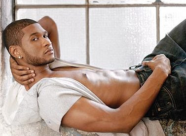 Foto de Usher posando recostado