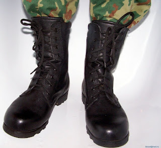 Военные ботинки с высокими берцами российского солдата