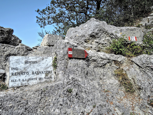 Foce di Petrosciana, inizio del sentiero 110 dedicato all'Ingegner Salvatori  come ricordato dalla targa commemorativa