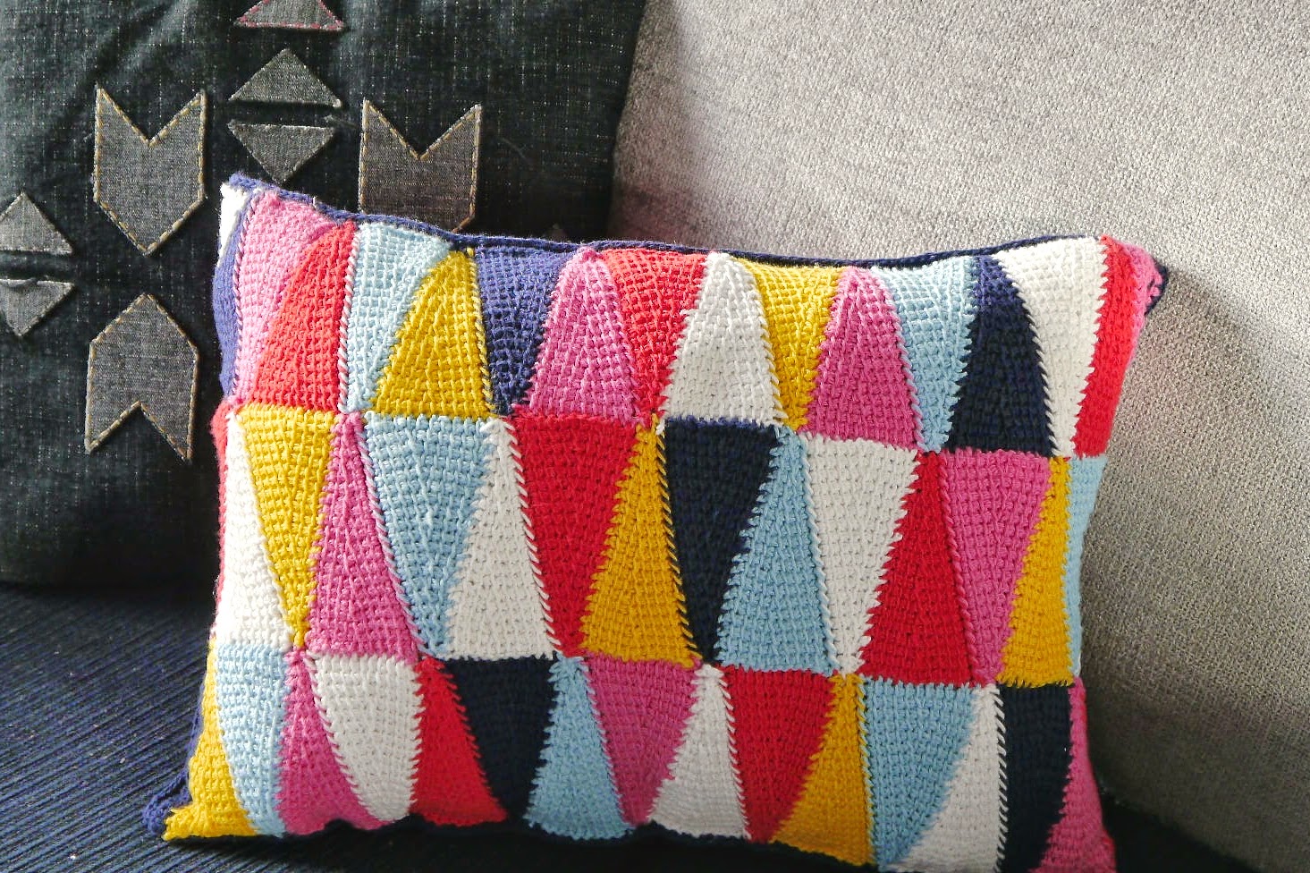 a FREE tutorial for this gorgeous colourful cushion from Sarita Creative