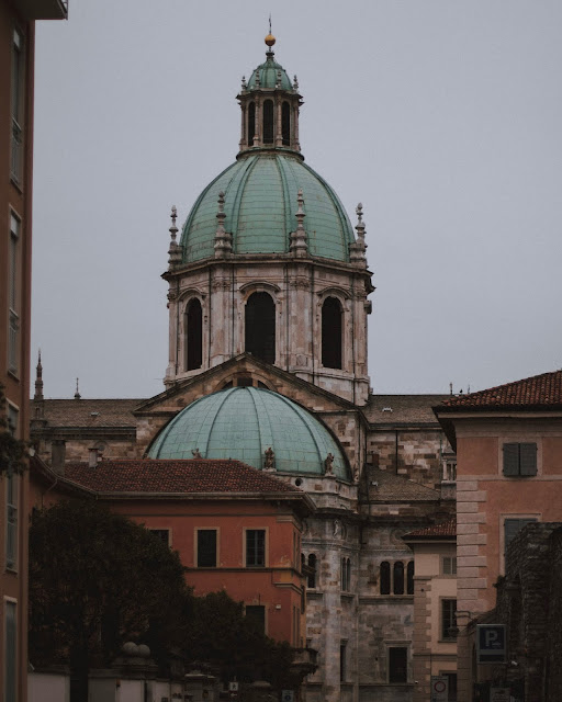 Vista de uma das ruelas da cidade antiga para o Duomo