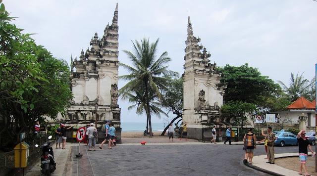 pintu gerbang masuk panntai kuta bali