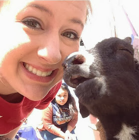 Funny animals of the week - 31 January 2014 (40 pics), girls take a picture with cow