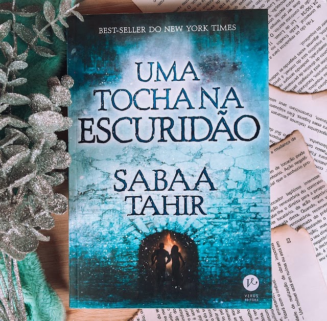 Uma Tocha na Escuridão [Resenha Literária]