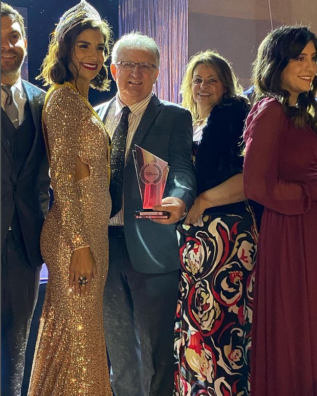 Foto do perfil de radiosucesso101 radiosucesso101 De ontem no Troféu Imprensa. O Diretor Geral José Rubens recebendo o troféu imprensa ao lado de sua esposa Claudia Bomtempo e a Miss Brasil Julia Horta