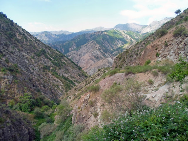 Поход к штольне в ущелье Бегар, Варзоб, горы Таджикистана