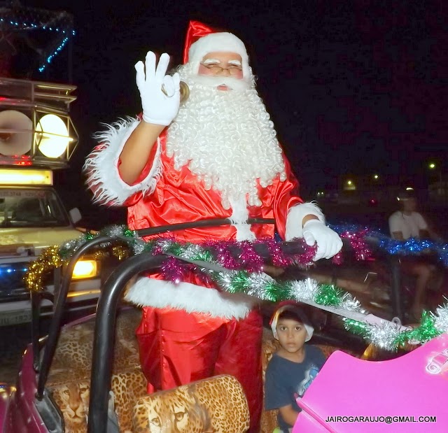 Papai Noel desfila pelas ruas da cidade