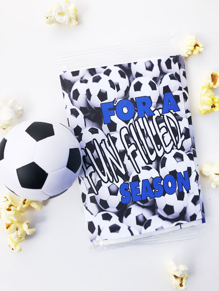 Excite your soccer team with a fun free printable for microwave popcorn.  You can print and wrap this soccer printable around the popcorn and give to each player before the start of the season or your first soccer game.  Great idea for Team Moms or Cheer teams.