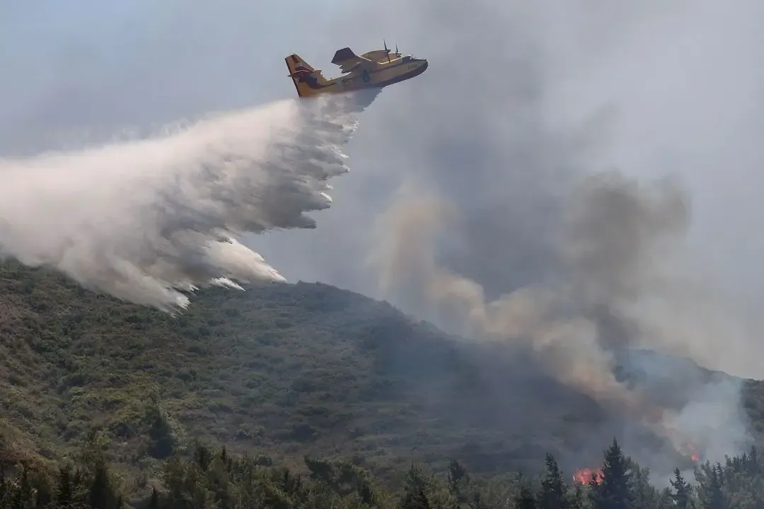 سقوط ثلاثة قتلى في حرائق الغابات اليونانية بينما يكافح رجال الإطفاء النيران