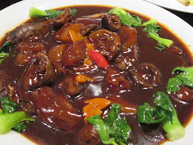 Braised duck with sea cucumber, (海参, Hǎi shēn)