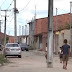 Postes são instalados no meio de uma rua em Feira de Santana