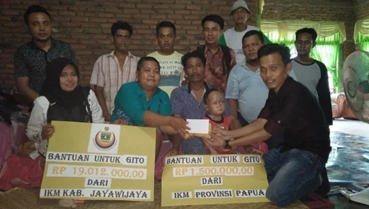 Debi Serahkan Bantuan IKM Jayawijaya dan Papua untuk Algito Nanda Windra