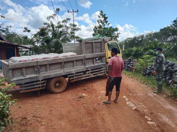 Antisipasi Keterlambatan Material, Sertu Suryandi Awasi Pendistribusian Semen Ke Lokasi TMMD Ke-111 Kodim 1207/Pontianak