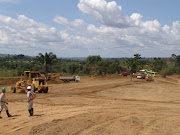 Máquinas pesadas e trabalhadores do Consórcio Construtor Belo Monte (CCBM) .