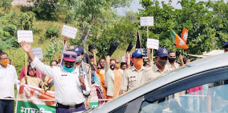 अभद्र टिप्पणी के विरोध में पूर्व मंत्री अर्चना चिटनिस के नेतृत्व में भाजपा ने पूर्व cm कमलनाथ को काले झंडे दिखाकर किया विरोध