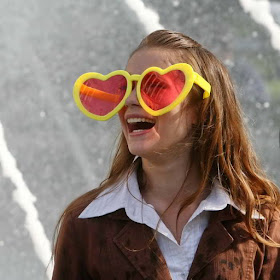 Фото Укринформ:девушка и розовые очки