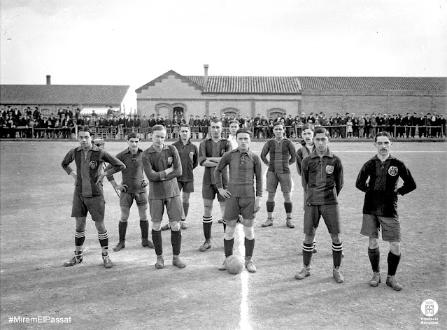 📸F. C. BARCELONA 📆7 marzo 1915 ➡️De izquierda a derecha: Eugeni Tarré, Ignasi Segarra, Percival Wallace, Josep Reguera, Alfred Massana, Lluis Bru (portero), Ramon Torralba, Manuel Amechazurra, Josep Costa, Paulino Alcántara y Enric Peris. F. C. BARCELONA 0 🆚 R. C. D. ESPANYOL DE BARCELONA 4. 07/03/1915. Campeonato de Cataluña, desempate para el título. Tarrasa, Barcelona, Campo de Tarrasa. GOLES: ⚽0-1: 10’, López. ⚽0-2: 15’, López. ⚽0-3: 17’, Tormo. ⚽0-4: 60?’, Tormo.