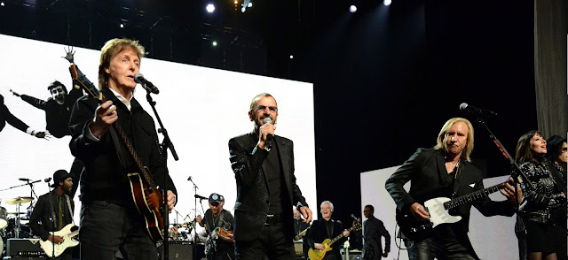 Paul McCartney, Ringo Starr y Joe Walsh actúan en el escenario durante la 30a Ceremonia Anual de Inducción del Salón de la Fama del Rock and Roll en Public Hall el 18 de abril de 2015 en Cleveland, Ohio