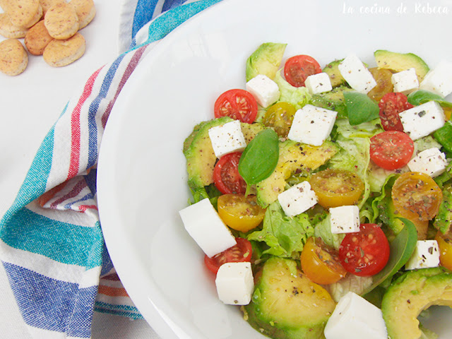 Ensalada de aguacate y quesos con albahaca