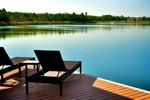 Picture of the lake as seen from the pier