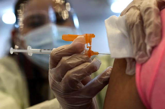 Ómicron: Qué pasa si me vacuno y estoy contagiado de Covid