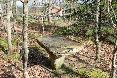 mesa de piedra realizada de granito y taco de santiago