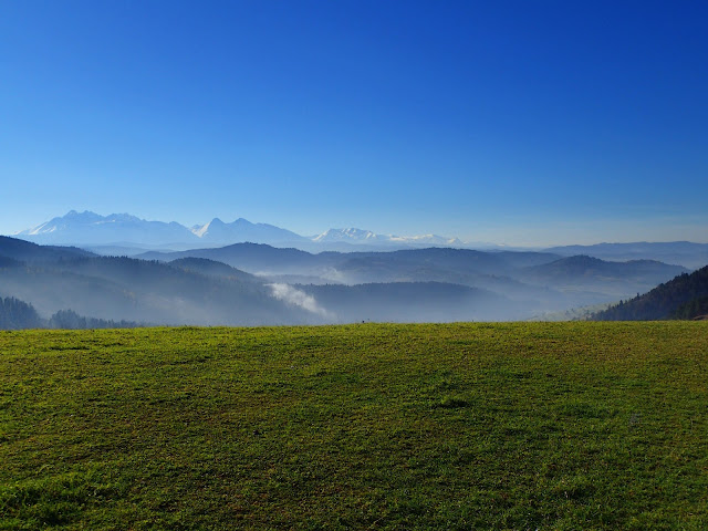 Słowackie Pieniny z widokami na Tatry Wysokie, białe o tej porze roku