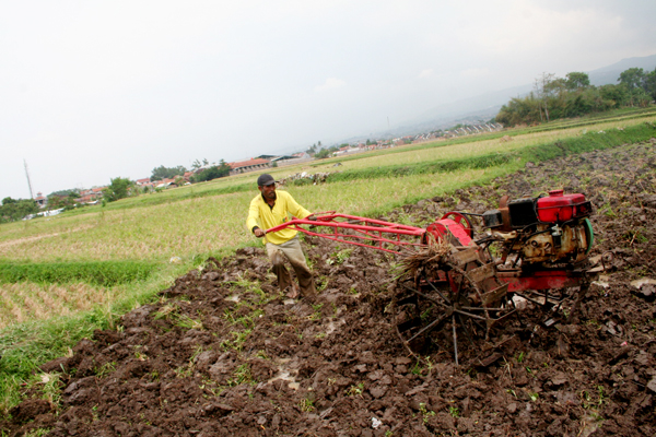 Gambar 1 Traktor pembajak sawah merupakan salah satu contoh budaya 