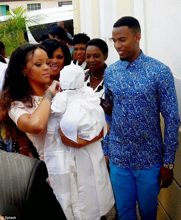 Gist Metro: Rihanna    Still Showing Her Maternal Side, Steps Out Again ...