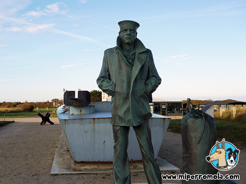 THE LONE SAILOR Utah Beach con Perros - Normandía - Francia