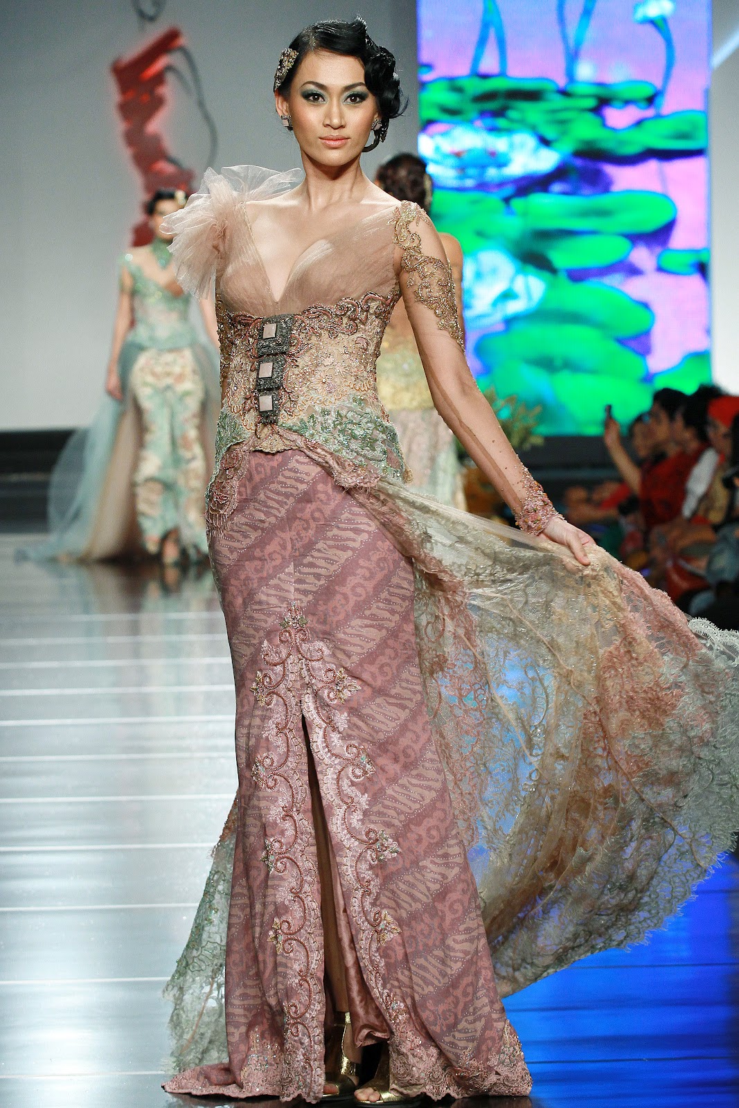 ANNE AVANTIE | Busana batik, Renda kebaya, Pakaian tradisional