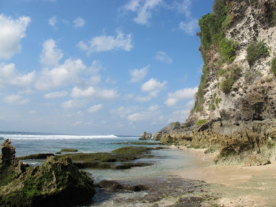 Ini Dia Pantai Dengan Tebing Dan Karang Cantik Di Bali [ www.BlogApaAja.com ]