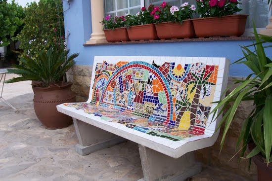 decorar bancos de piedra con mosaicos