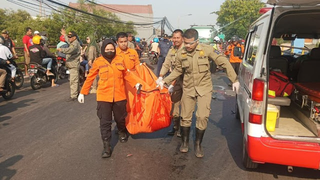  2 Wanita Boncengan Motor Tewas Terlindas Truk Trailer di Surabaya